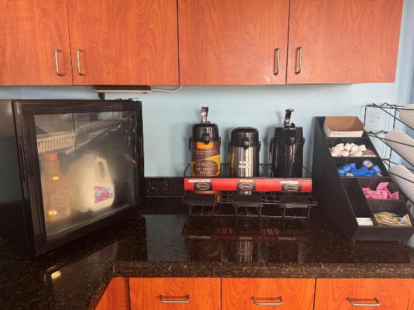 Howard Johnson by Wyndham Galveston Main image