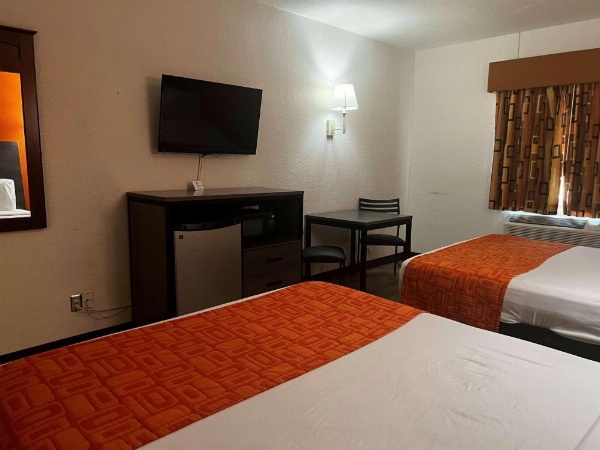 Howard Johnson by Wyndham Galveston image 20