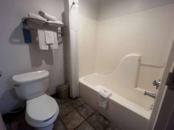 Howard Johnson by Wyndham Galveston image 24