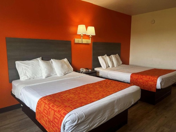 Howard Johnson by Wyndham Galveston image 9